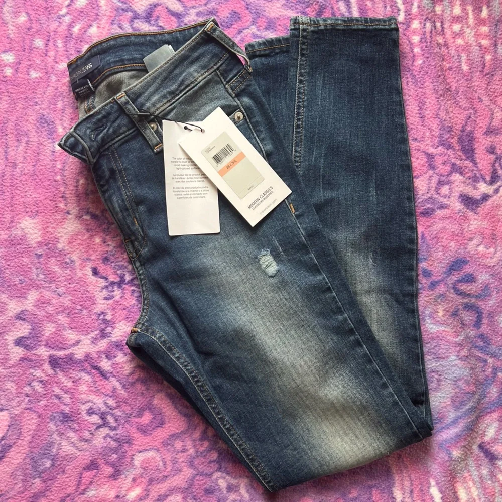 NWT- Calvin Klein Jeans- Mid Rise Skinny Distressed Jeans- 28x30 - Picture 1 of 8